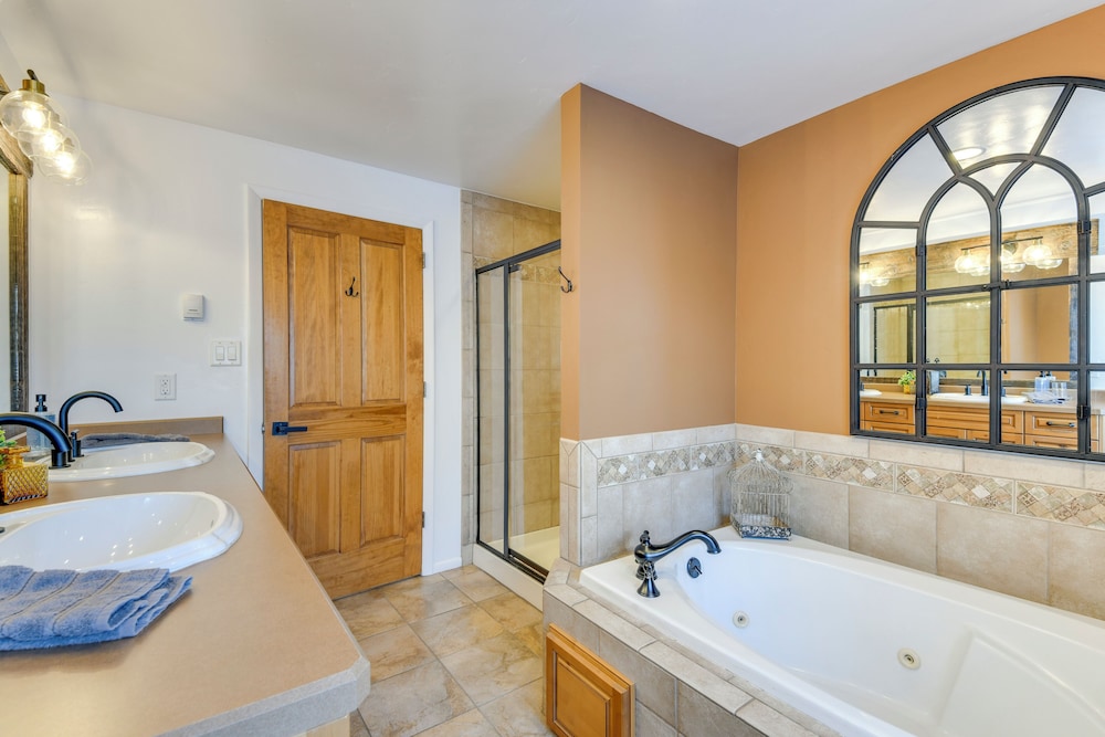 Game Room, Media Room & Pool: Luxe Villa in Craig!
