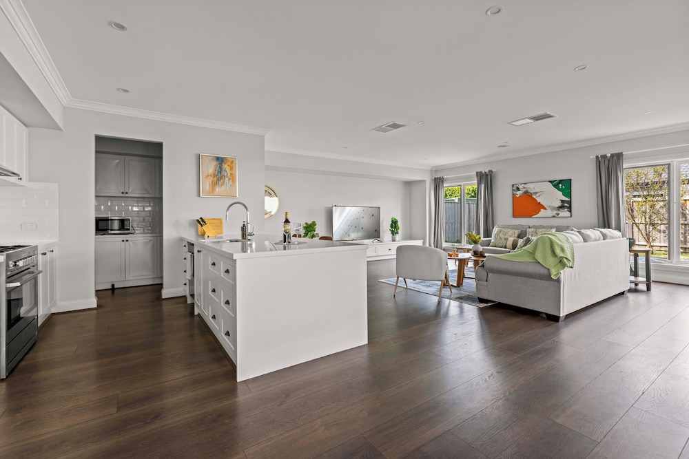 StayAU Contemporary 5BRM Families Home Point Cook