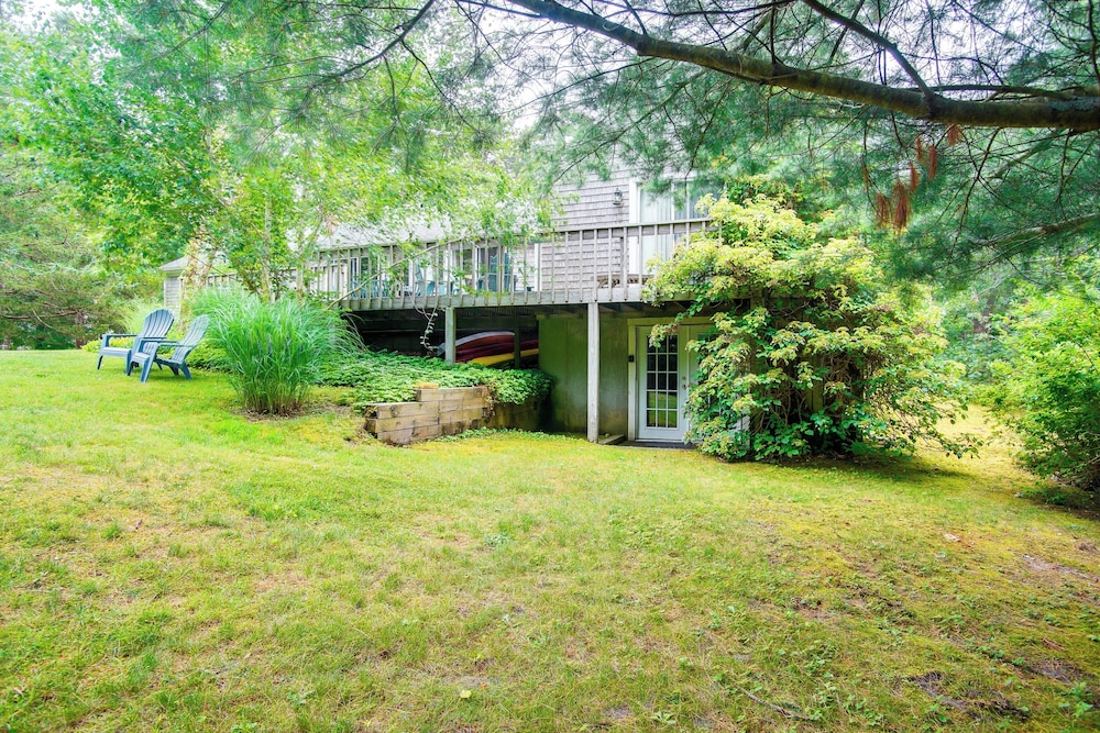 Furnished Deck: Retreat on Mashpee River!