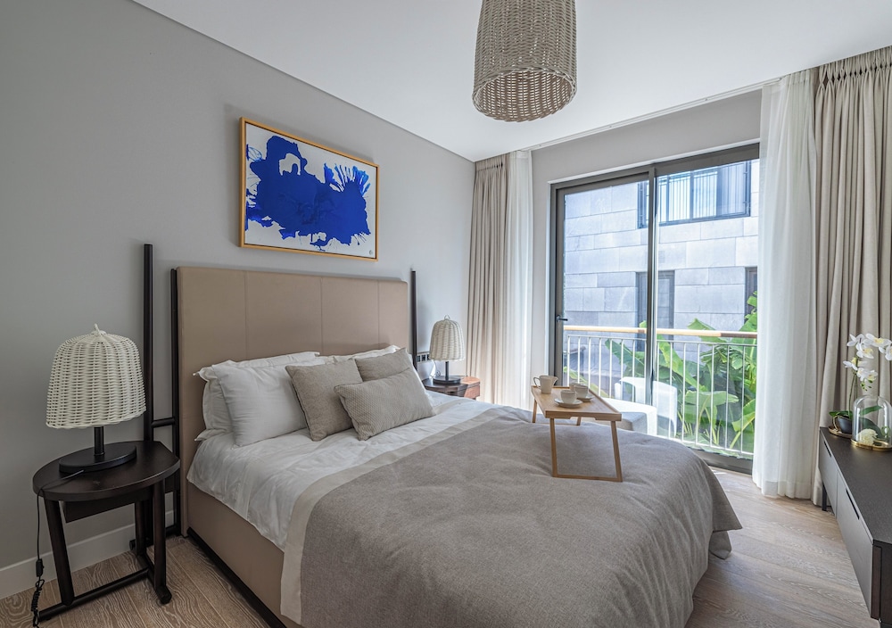1-Bedroom Seafront Flat with Hotel Amenities