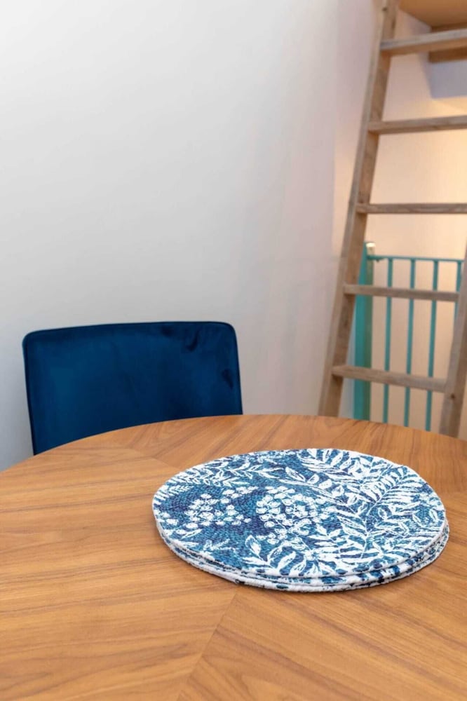 Contemporary 2 Bedroom Apartment on Columbia Road
