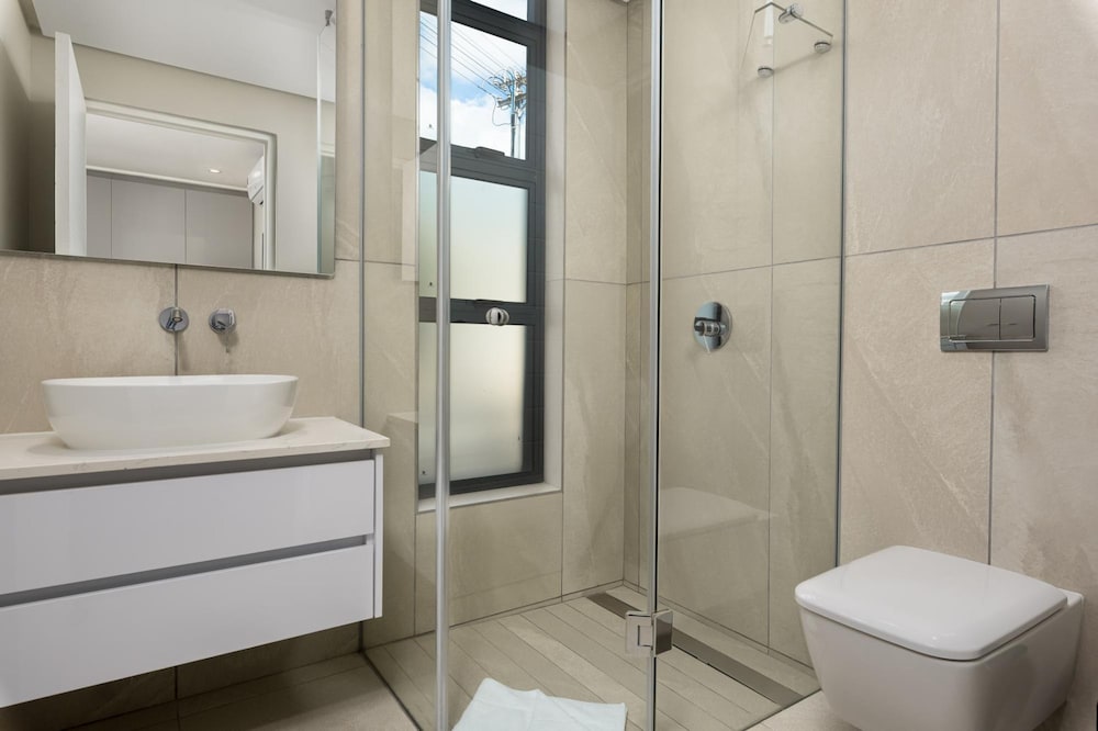 Central Minimalist 1bed by the Ocean The Bantry