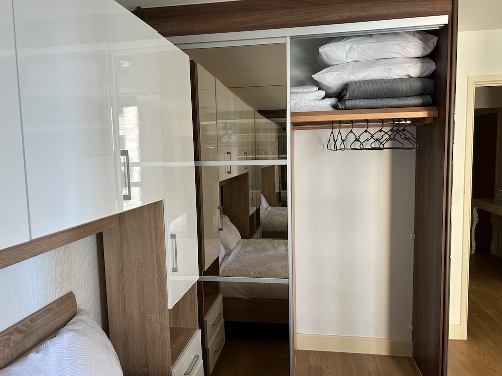 1-bed Apt, Sleeps 4, Central To Shops & Transport