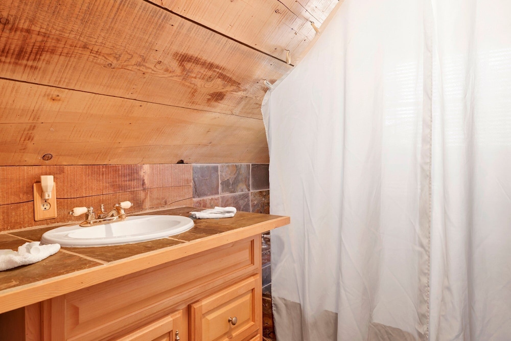 Cute and Cozy Cottage #2522