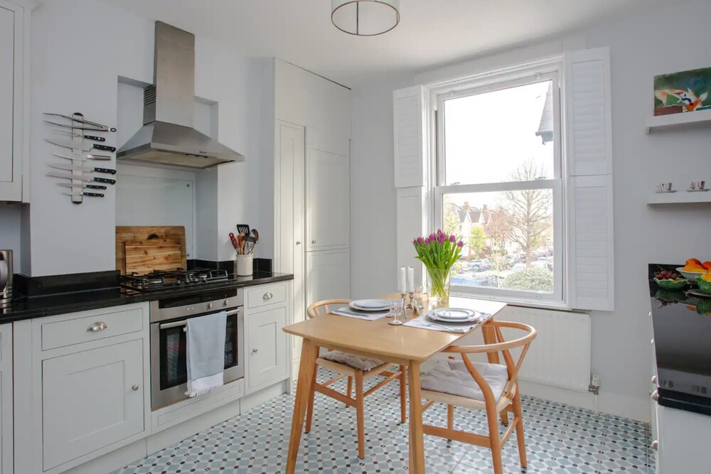 Bright2 Bedroom Apartment With Roof Terrace in Wimbledon