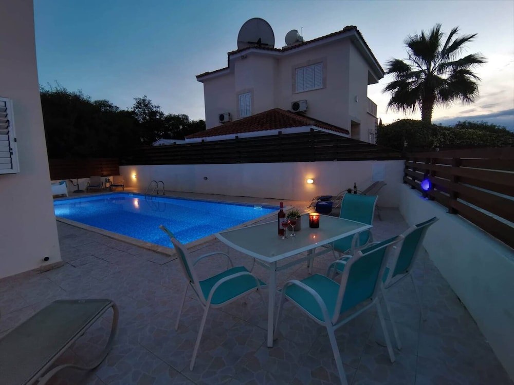 Sobella Villa - 3 Bedroom Villa With 10 x 4 Pool