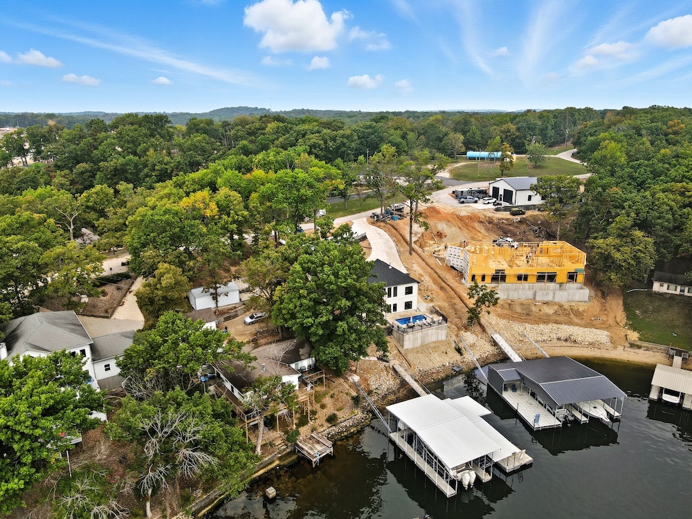 Huge Private Dock w/ 2 Slips + 2pwc, Beautiful Views, Lakeside Hot Tub, Pool & Pickleball