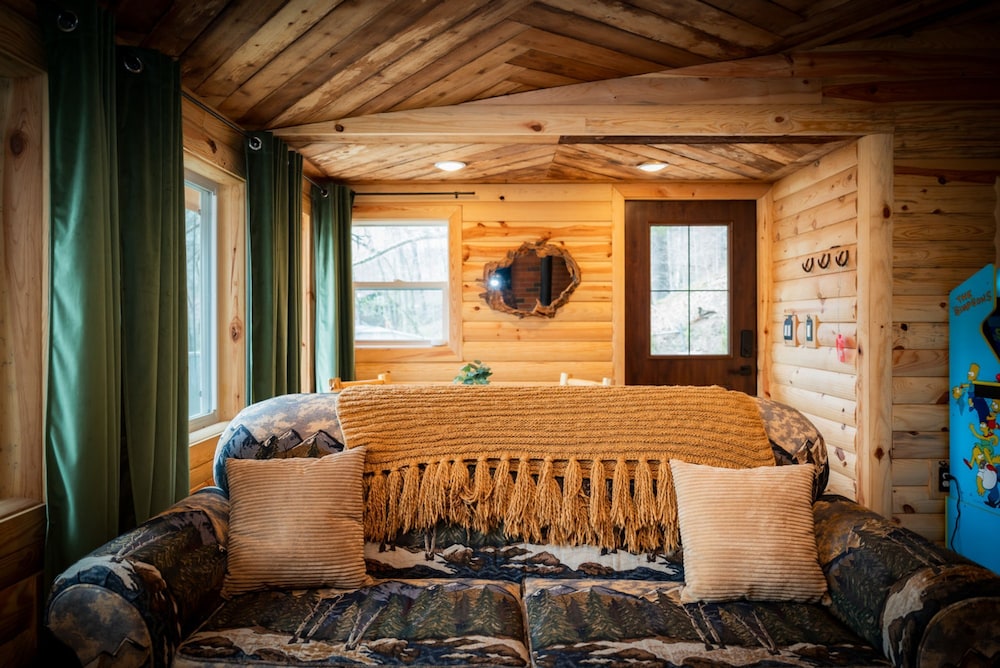 Lakefront Hilltop Cabin Hot tub Firepit