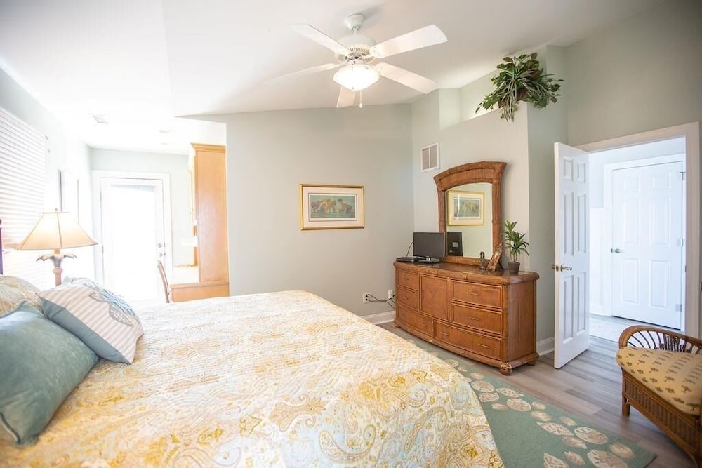 Paw-paw's Place 6 Bedroom Home by RedAwning