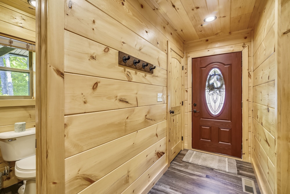 All Decked Out 4 Bedroom Cabin by RedAwning view 3