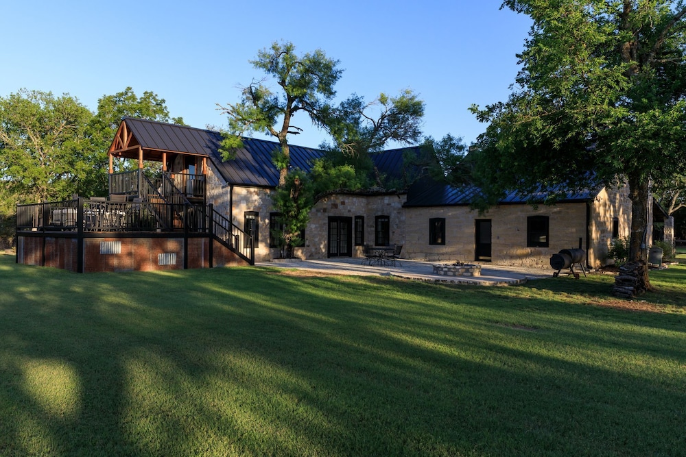 Pioneer Charm With Hot Tub & Firepit - 8 mi to Main St