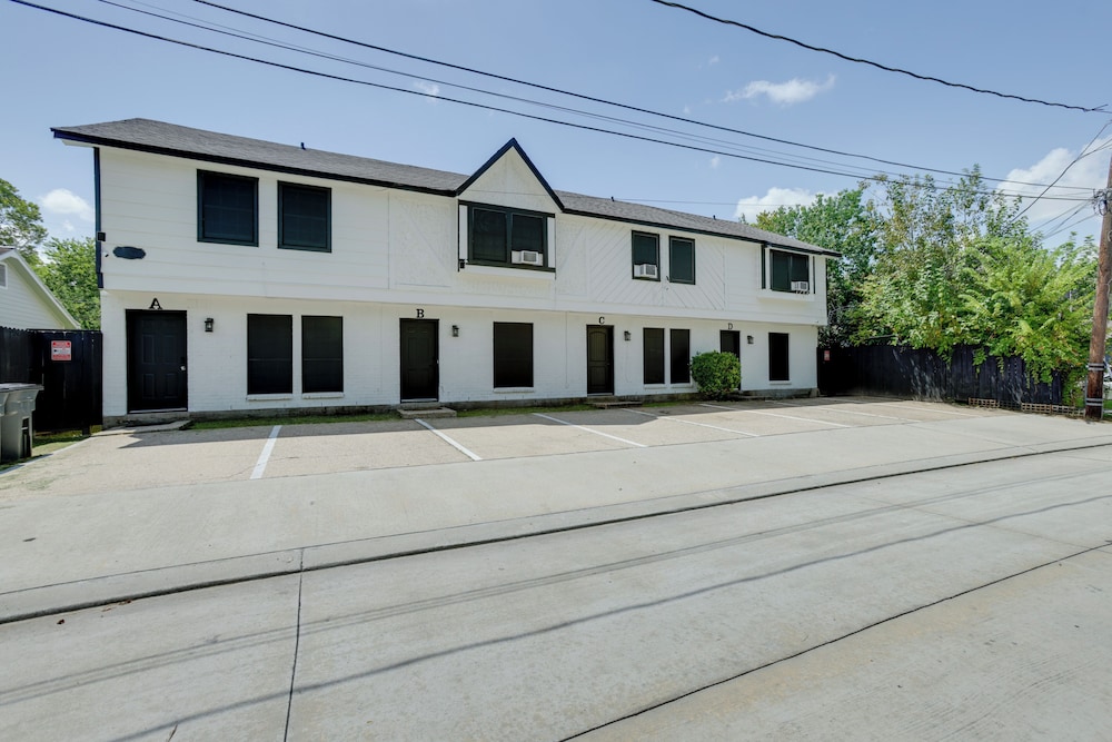 4 Mi to Iah: Suburban Houston Townhome