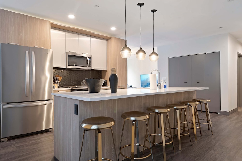 Urban Retreat 2BR Resort Amenities Downtown