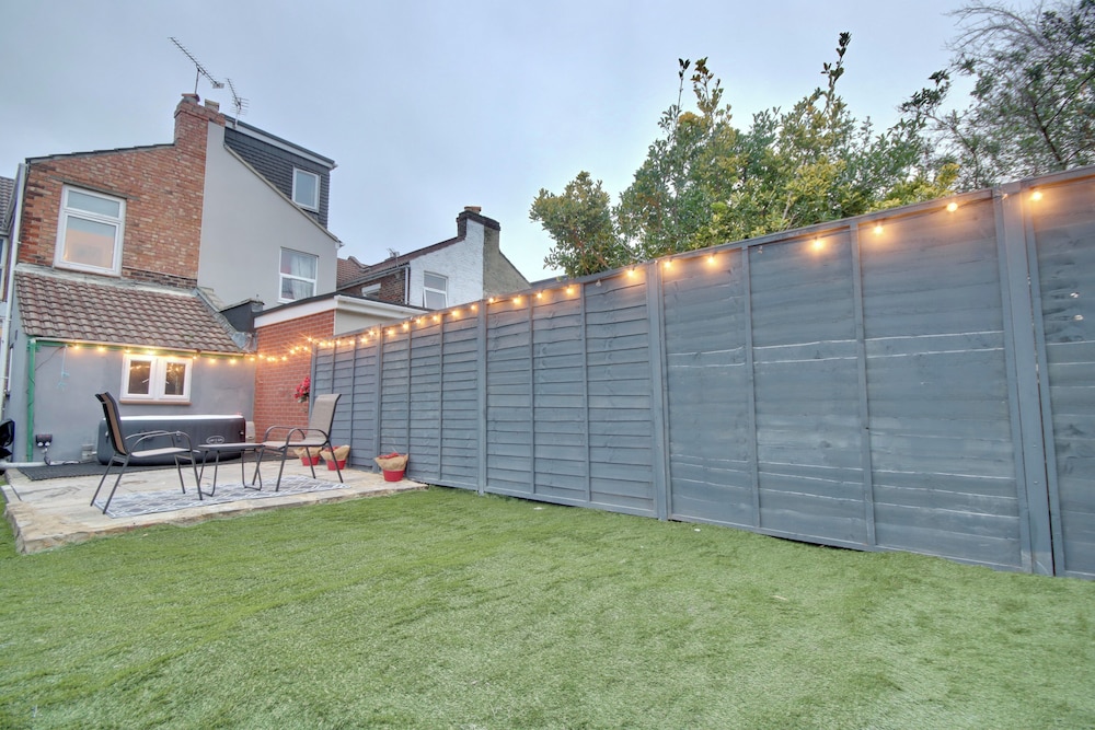 Southsea 4BR Getaway with Private Yard