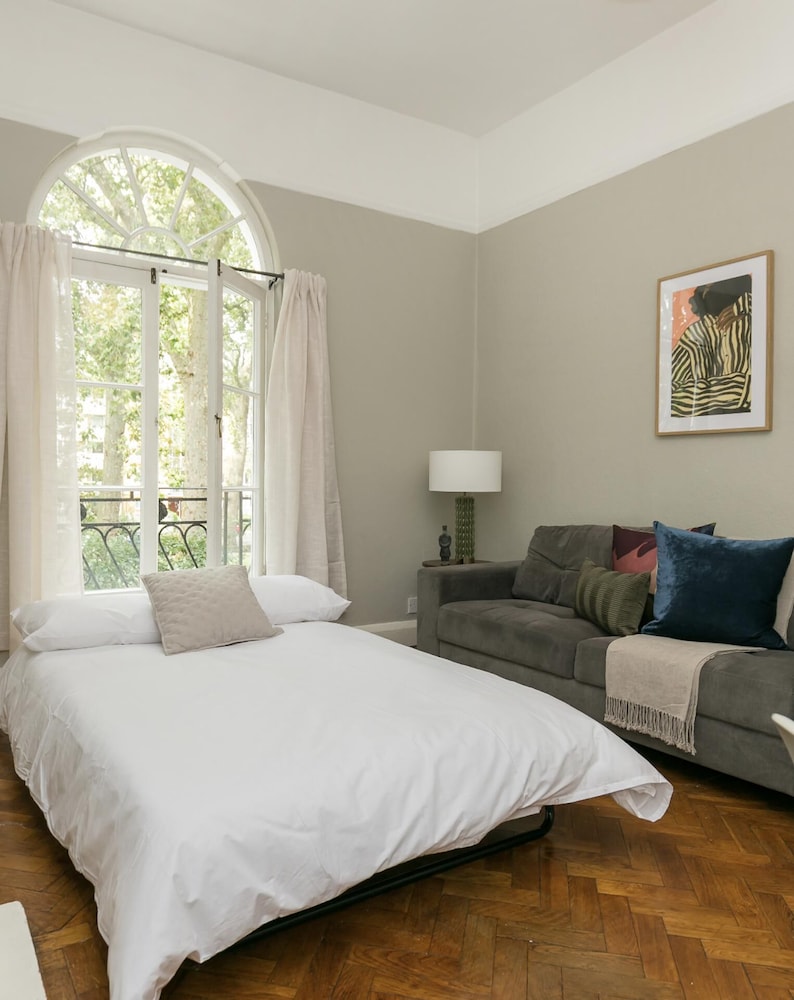 Chic 1 Bedroom Apartment in Bloomsbury view 3