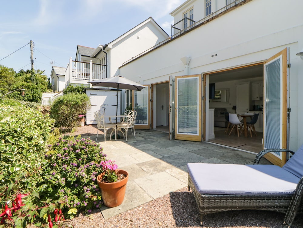 2 Garden Apartment