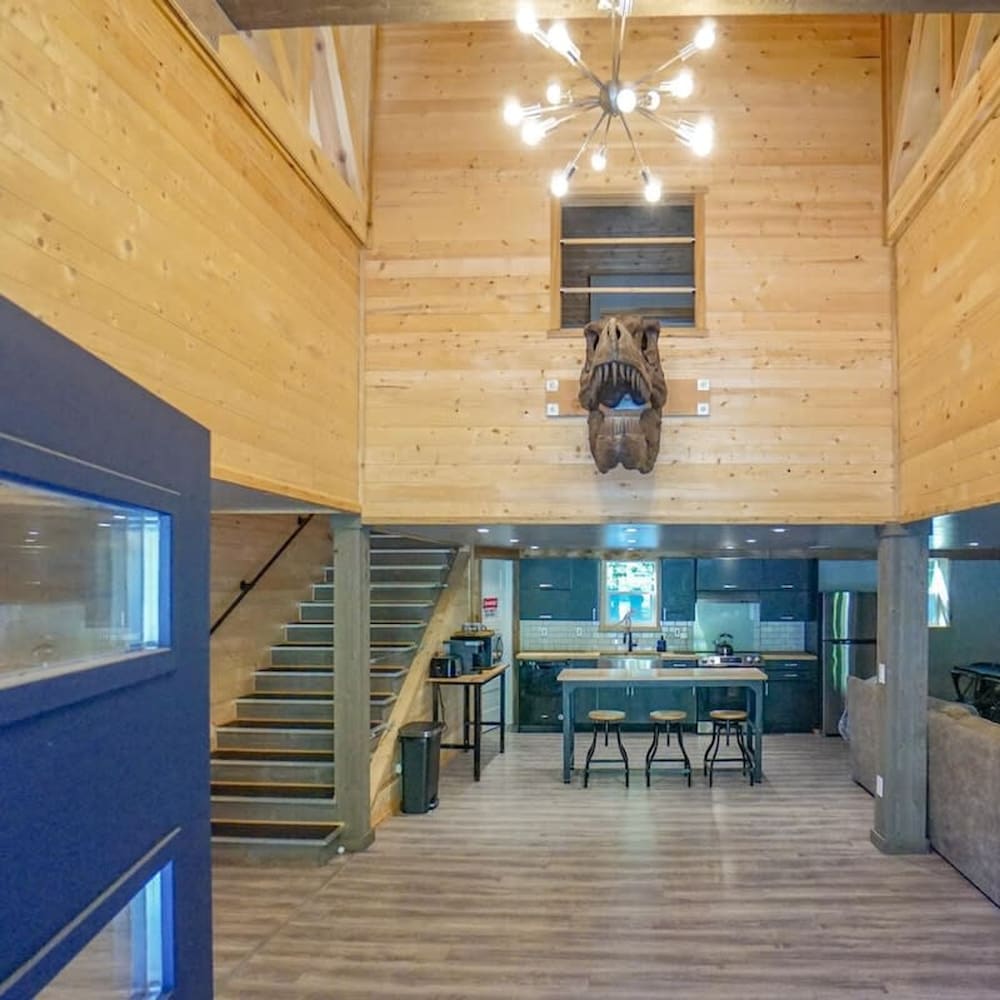 Jurassic Themed Adventure 4BR Home With Hot Tub
