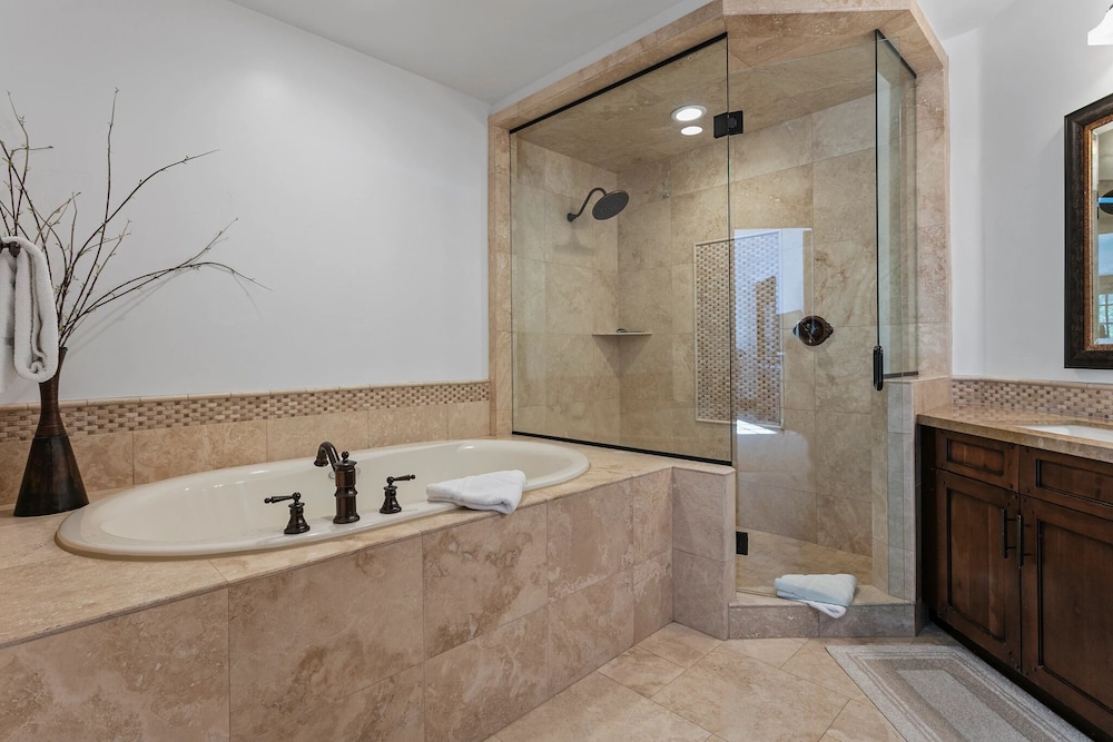 Arrowleaf Lodge at Deer Valley Resort - Three Bedroom Residence #110 3 Condo