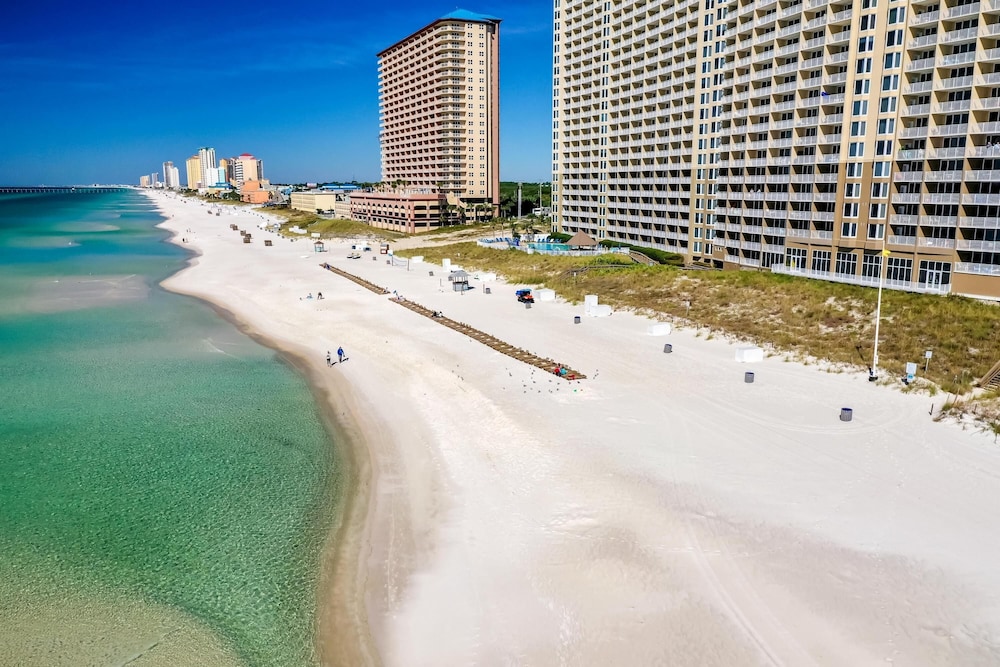 Emerald Beach by Forehand Rentals