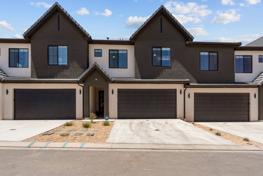 Popular Poolside Retreat 4 Bedroom Townhouse