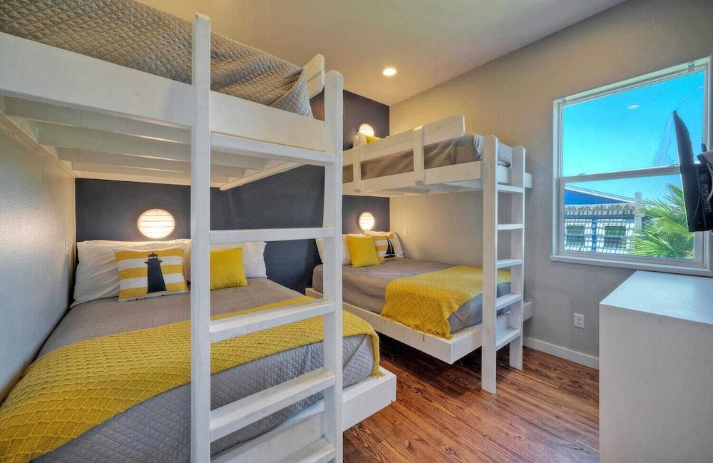 Sleeps 24, 2 Homes Pool, Backyard Tiki Bar, Fire Pit, Cornhole Walk to Beach