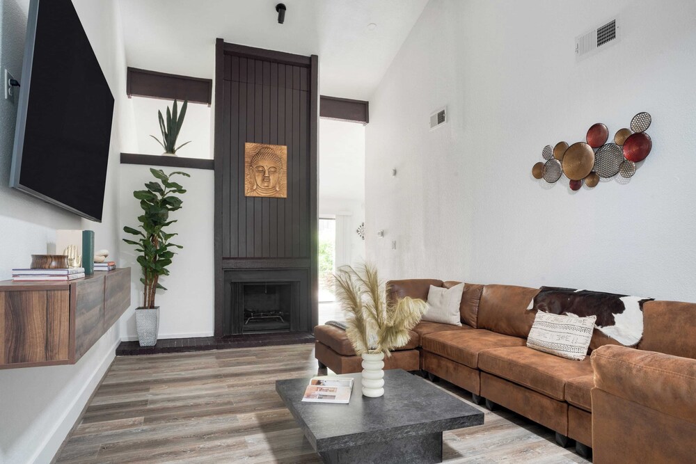 Austin Escape, Prime Location + Shared Yard Oasis Fairlawn Buyout by Avantstay