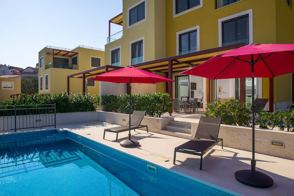 Acadia Beach Villas & Apartments, Slatine
