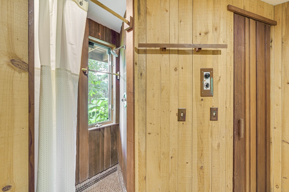 Sauna & Screened Porch: Otter Creek Getaway!