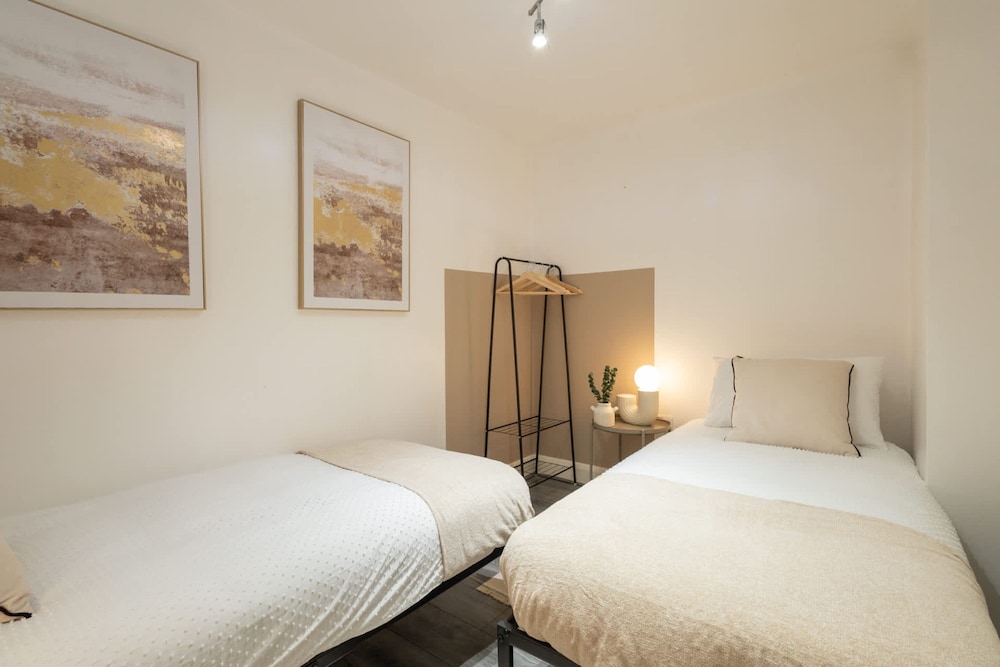 Host Stay Bradshaw Close