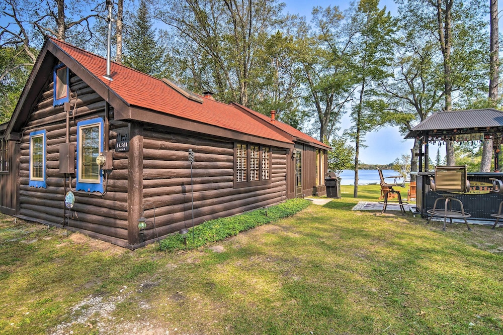 Cabin on Rush Lake w/ Bar, Grill & Kayaks!