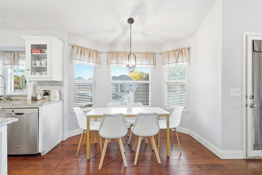 Lux Cozy 5B2B Home for Families