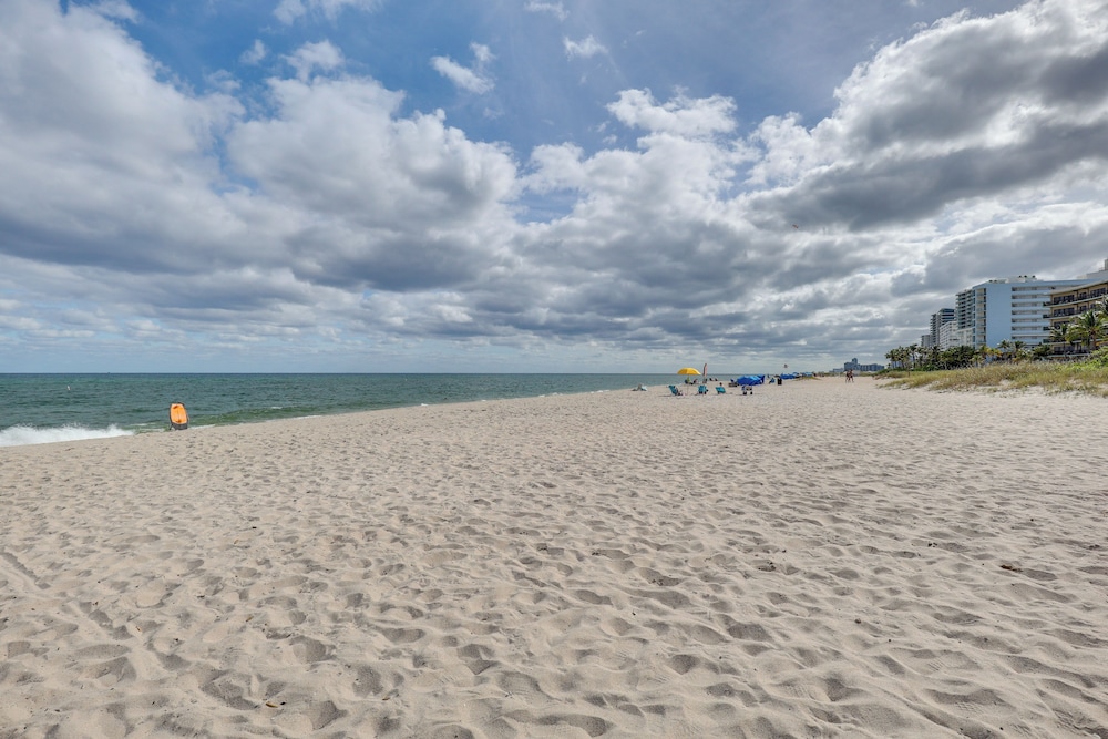 Steps to Pompano Beach: Couple's Retreat w/ Patio!