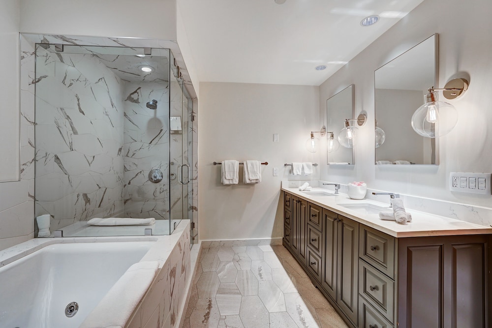 Luxury 3 Bedroom Condo at The Arrabelle by RedAwning - Save 20 on 7 Nights! - Property Image 20