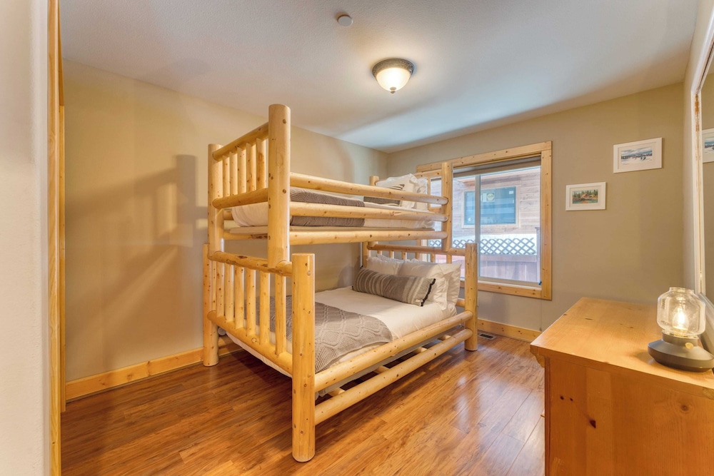 Washoe Chalet by Avantstay Game Room, Hot Tub, Putting Green & Fire Pit