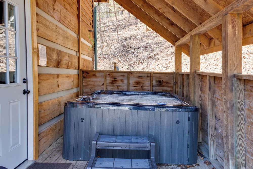 Private Hot Tub & Game Room: Mountain Retreat!