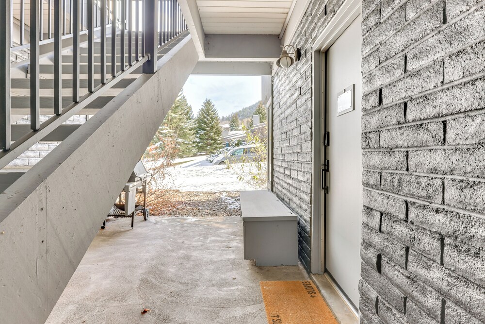 Between Beaver Creek & Vail: Modern Condo w/ View!