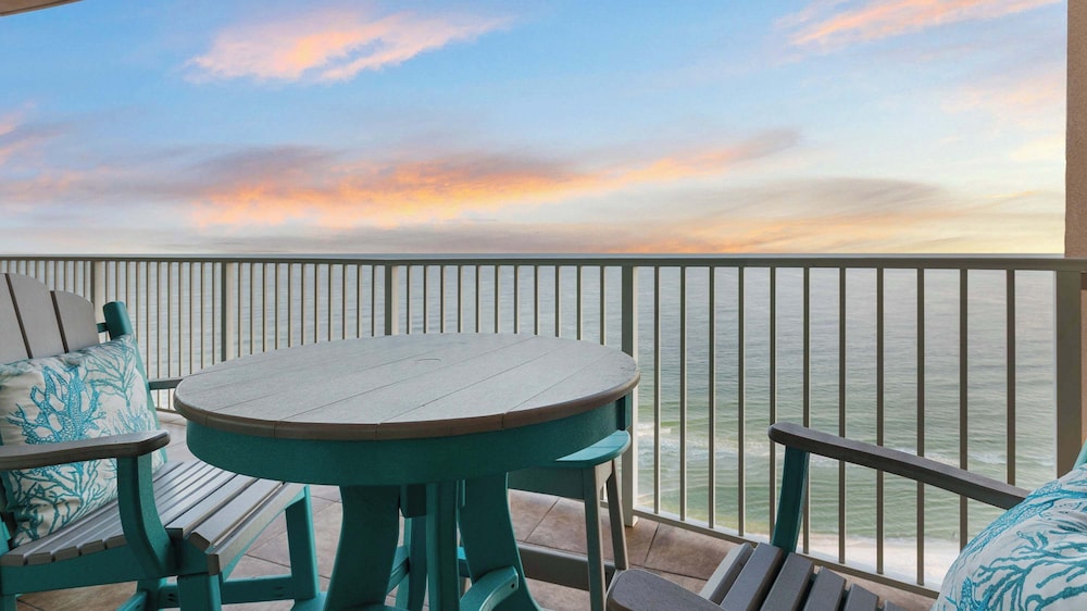 Beachfront 3-bedroom Condo on 15th Floor Balcony, Lazy River, Jacuzzis