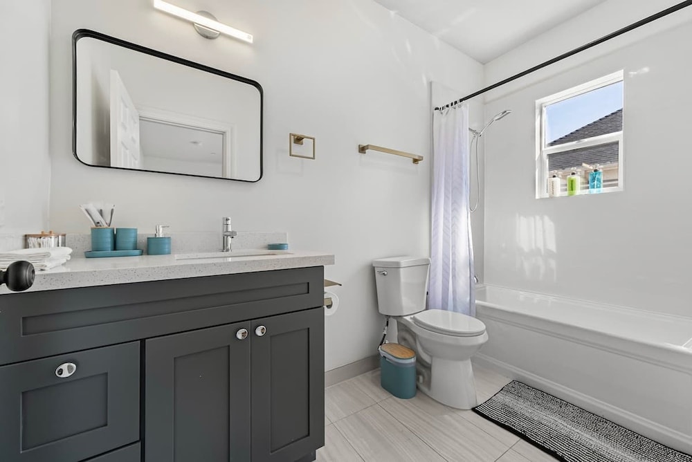 Massive 8BR Home in Hayward With AC Free Parking