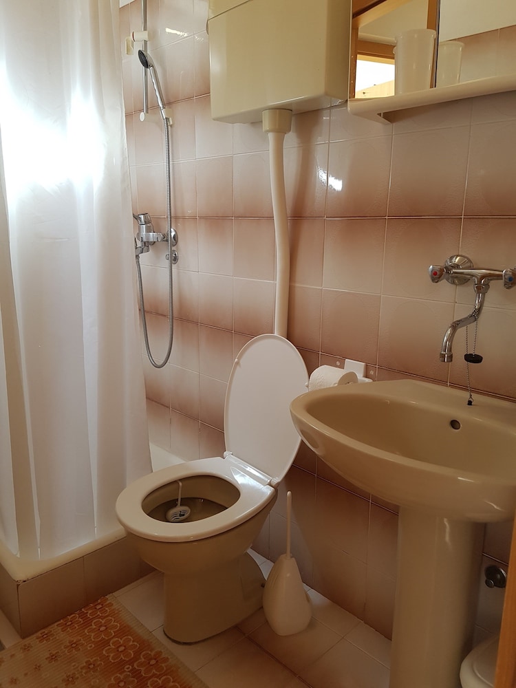 Apartment Lavcevic en Jelsa — bathroom