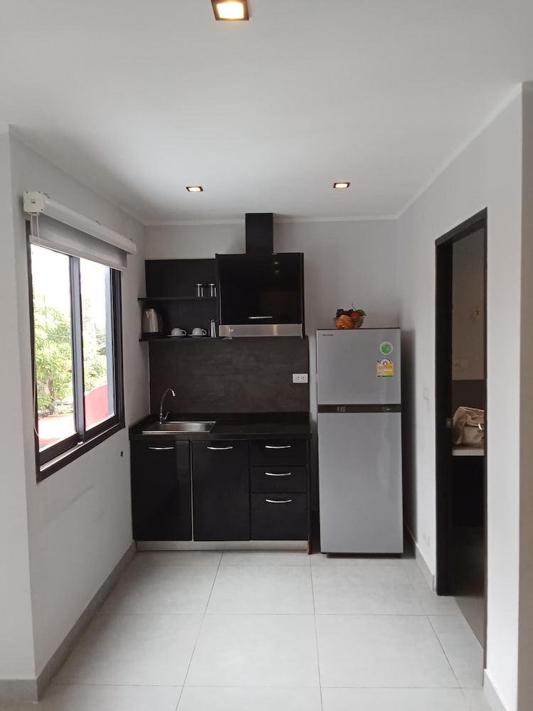 Large Corner Apt-1BR T1 207