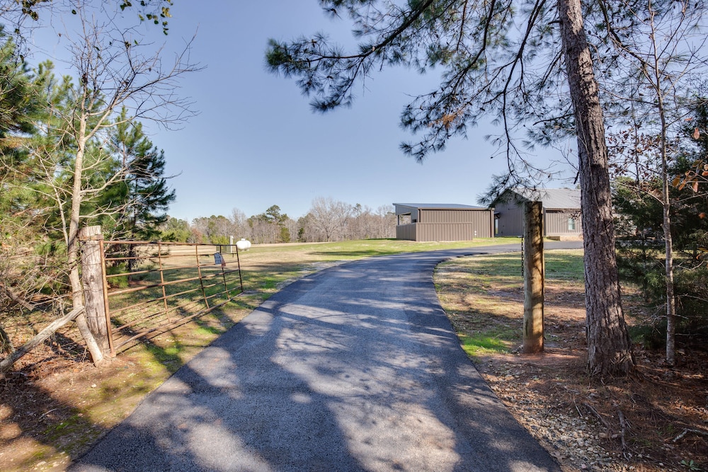 Modern Kennard Cabin w/ 3 Casitas - Walk to Pond! view 3