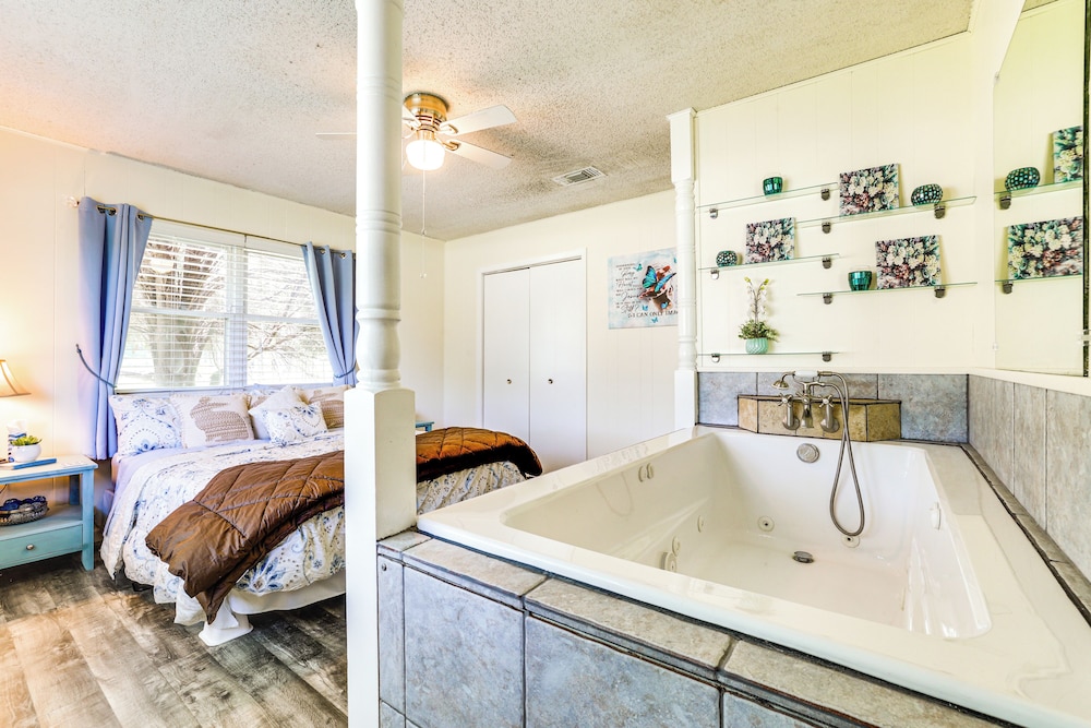 5 Mi to New Braunfels: Family-friendly Retreat