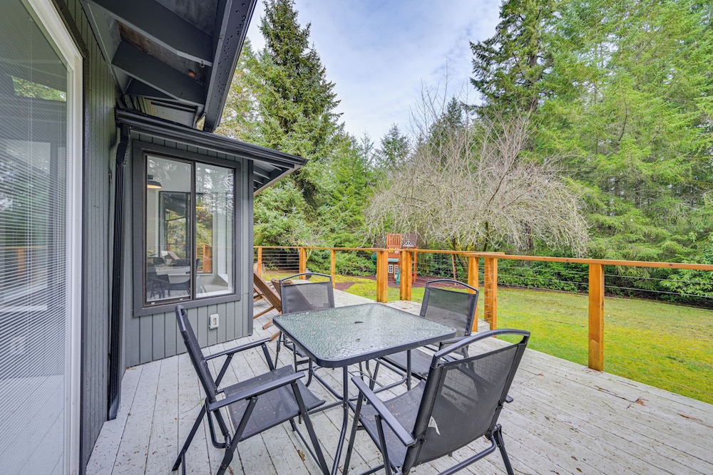 Walk to Lake: Anderson Island Escape w/ Fire Pit