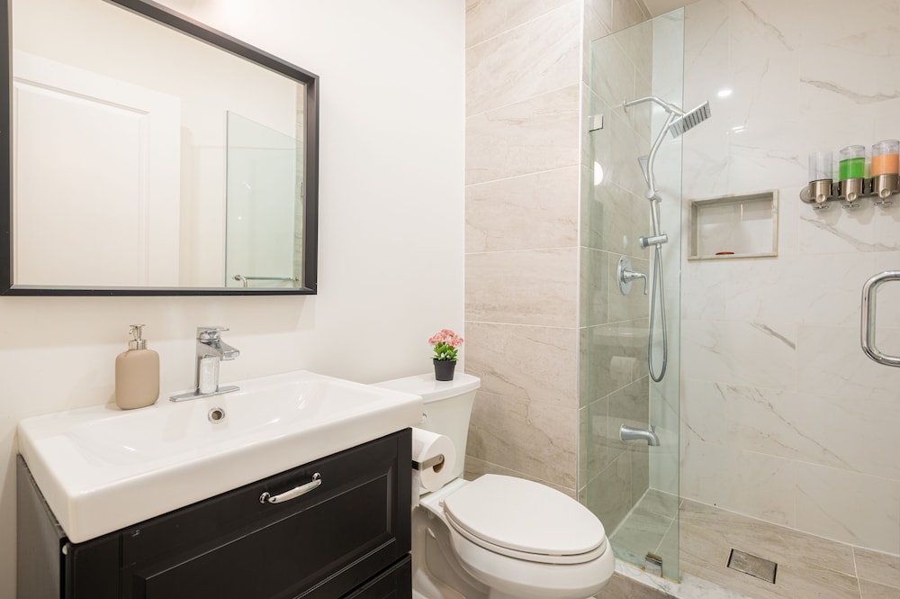 Cheerful 3 bedroom w/ indoor fireplace in Toronto - 02 free parking