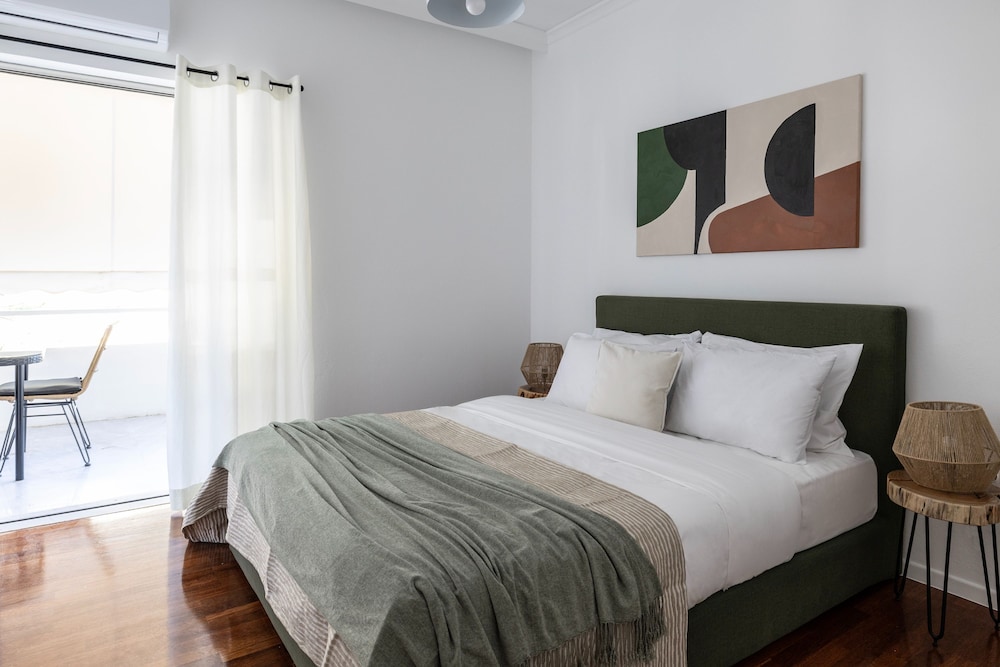 Stylish 1BR Retreat Near Alimos Beach Tram