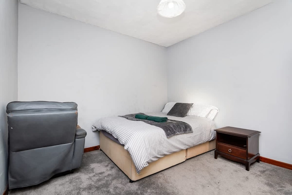 4 Bedroom House - Free Parking