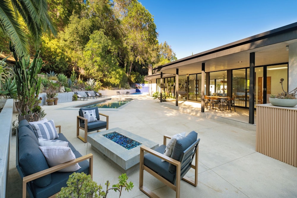 Valea Estate - Secluded Beverly Hills Retreat 1-acre Oasis