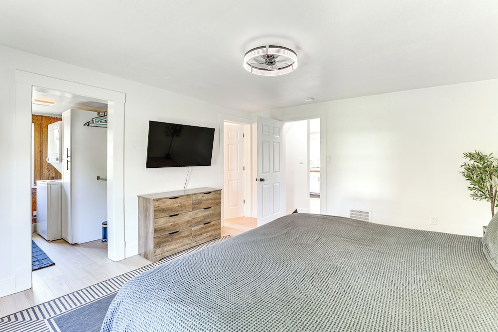 3 Mi to Dtwn: Quiet Youngstown Apt w/ Deck!