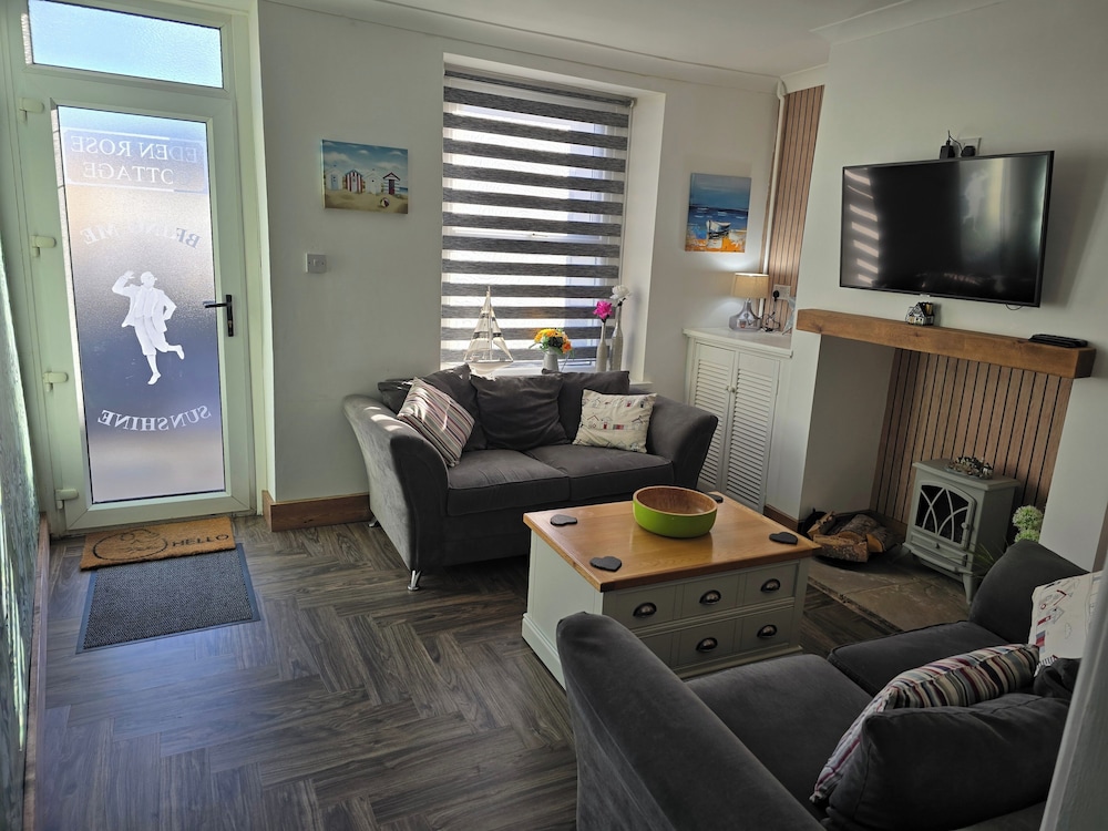 Eden Rose Cottage in Morecambe hot tub