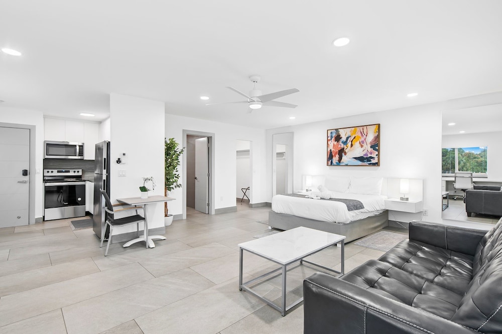 Unique Retreat - Unit D: Cool 2nd-floor Retreat